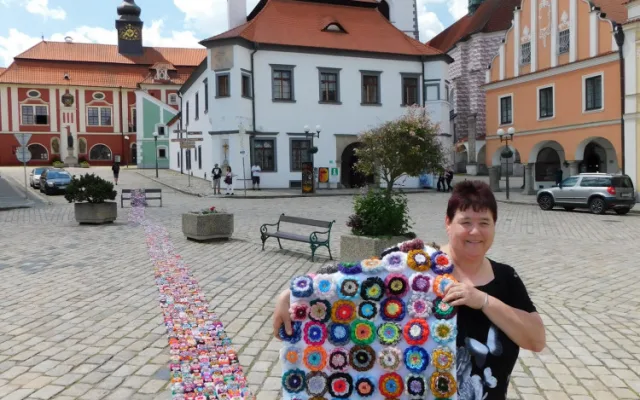 Rekordmanka z Plzeňska vytvořila nejdelší květinový koberec, měří 84 metrů a je na něm 6874 kytiček