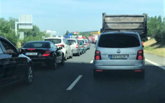Naštvané řidiče na příjezdu do Plzně od Prahy a Budějovic uvěznila na desítky minut dlouhá kolona
