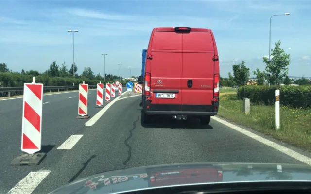 Naštvané řidiče na příjezdu do Plzně od Prahy a Budějovic uvěznila na desítky minut dlouhá kolona