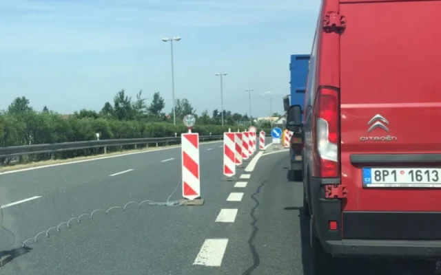 Naštvané řidiče na příjezdu do Plzně od Prahy a Budějovic uvěznila na desítky minut dlouhá kolona