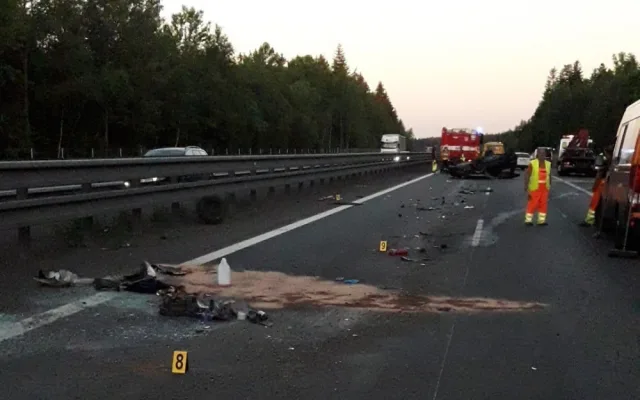 Dálnici D5 časně ráno ochromila nehoda dvou automobilů, dva řidiči se těžce zranili
