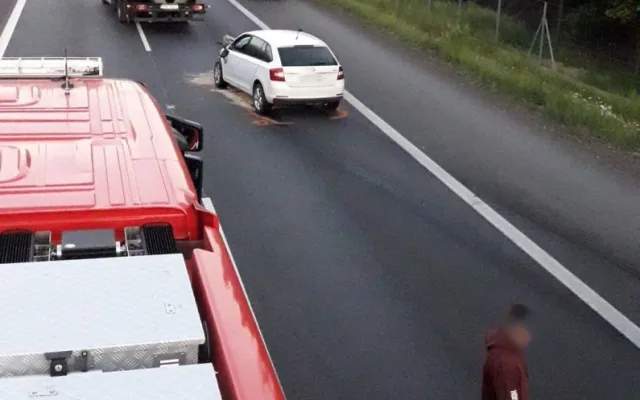 Dálnici D5 časně ráno ochromila nehoda dvou automobilů, dva řidiči se těžce zranili