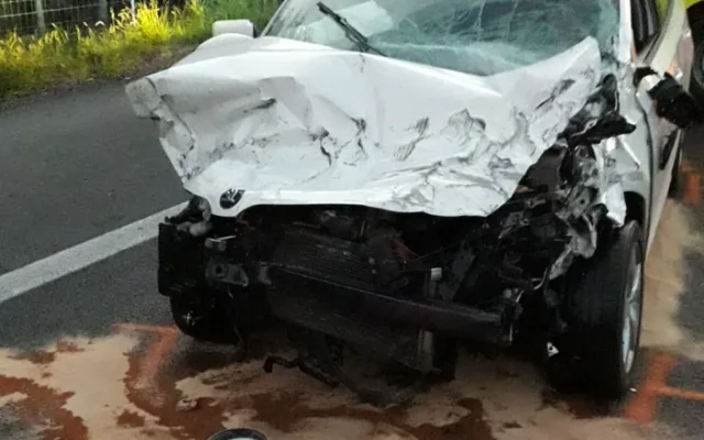 Dálnici D5 časně ráno ochromila nehoda dvou automobilů, dva řidiči se těžce zranili