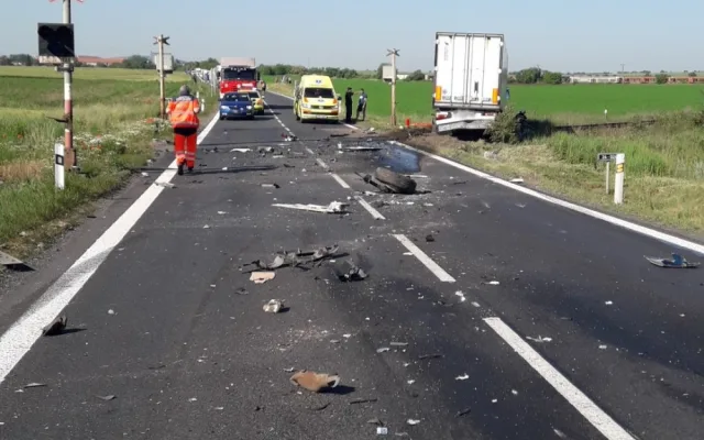 Další vážná nehoda na Plzeňsku, u železničního přejezdu se střetla čtyři vozidla