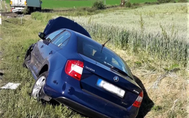Další vážná nehoda na Plzeňsku, u železničního přejezdu se střetla čtyři vozidla
