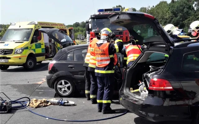 Provoz na silnici I/27 u Plzně ochromil čelní střet dvou osobáků, tři lidé se těžce zranili