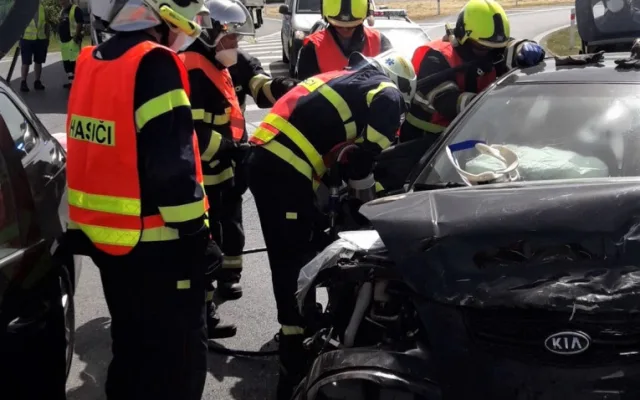 Provoz na silnici I/27 u Plzně ochromil čelní střet dvou osobáků, tři lidé se těžce zranili