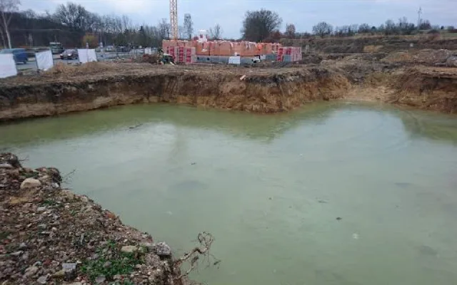 Zatopené základy jednoho domu při jeho stavbě