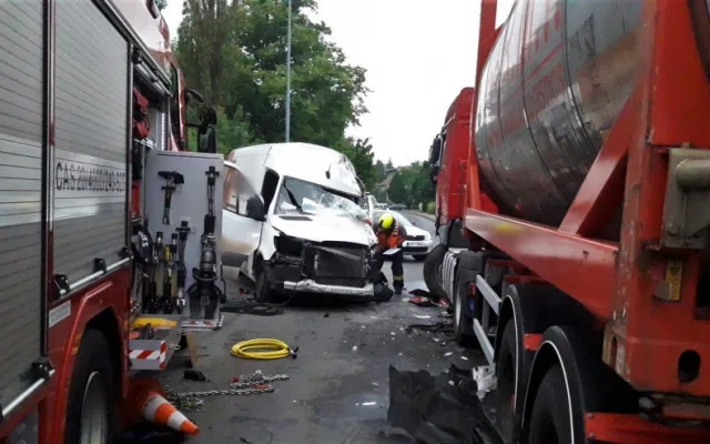 Dodávka narazila do kamionu, hasiči museli ze zdemolované kabiny vyprostit zraněného mladého muže