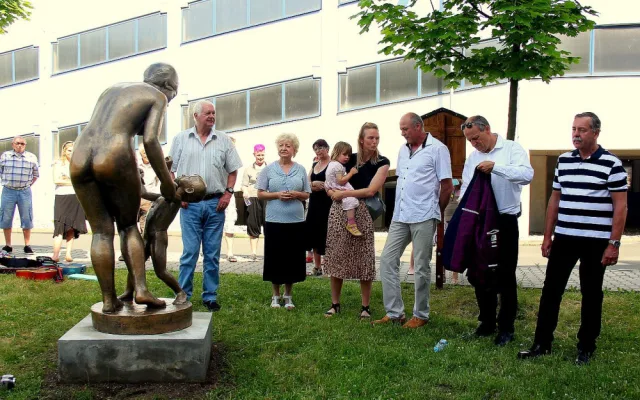 Slavné sousoší se vrátilo před Klatovskou nemocnici, stejný exemplář zdobí léta také Kopeckého sady v Plzni