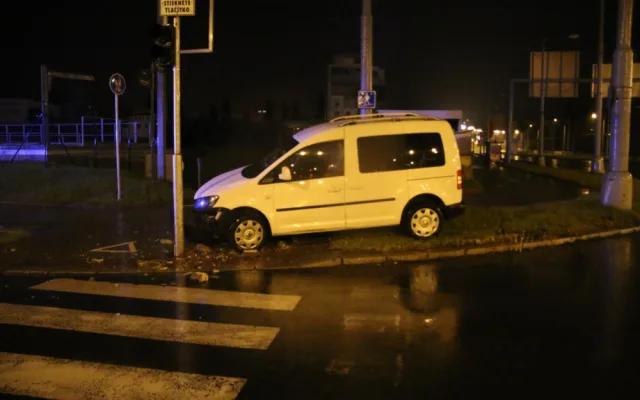 Řidič smetl betonový sloupek a zastavil se až před semaforem, z místa nehody odešel