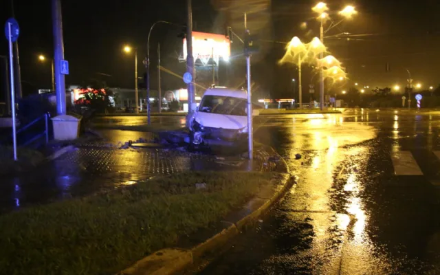 Řidič smetl betonový sloupek a zastavil se až před semaforem, z místa nehody odešel