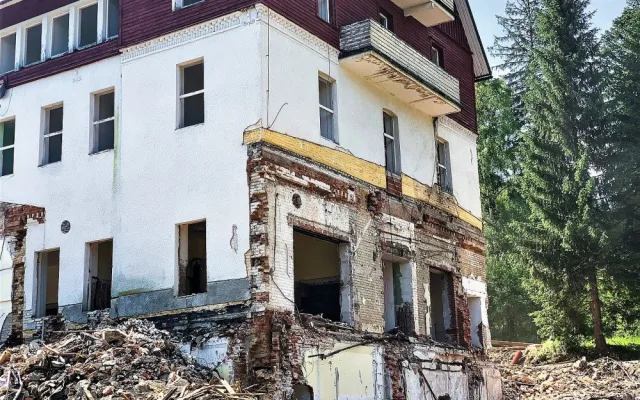 Nejkrásnější šumavský hotel RIXI se mění v trosky, ministerstvo obrany nechalo část legendární zotavovny zbourat