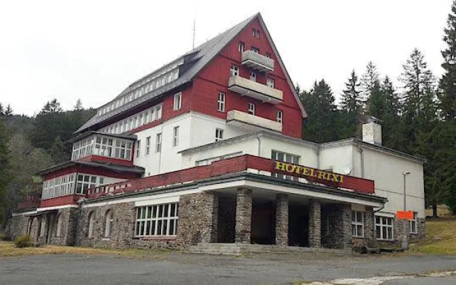 Tak vypadal hotel RIXI před začátek demolice