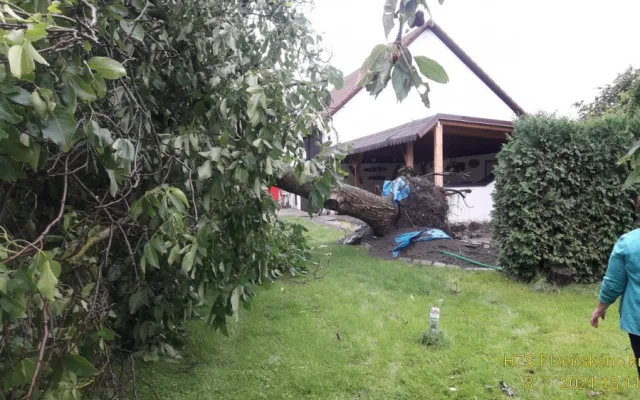 Krajem se prohnala silná bouře. Strom spadl na rodinný dům, místy nejezdí ani vlaky