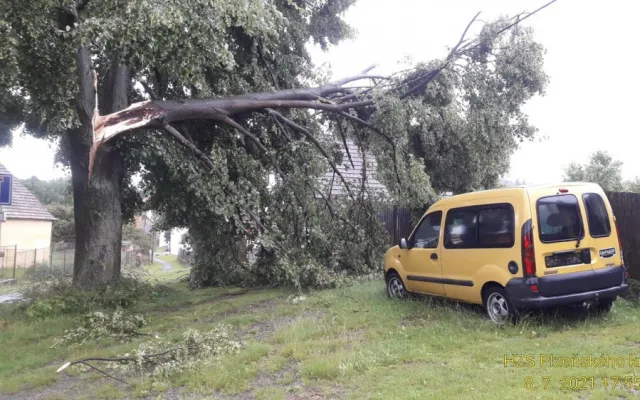 Plzeňský kraj zasáhla silná bouře. Vítr vyvracel stromy, místy nejezdí vlaky
