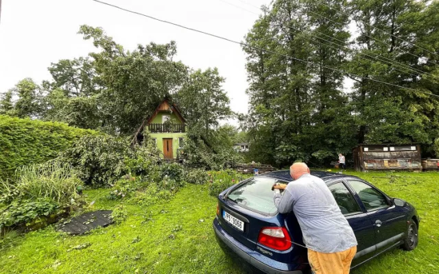Při bouři spadlo na chalupu hned pět stromů, majitele museli vysvobodit hasiči