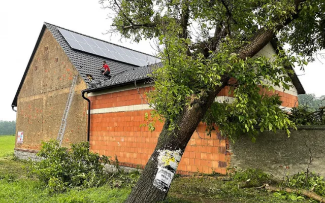 Při bouři spadlo na chalupu hned pět stromů, majitele museli vysvobodit hasiči