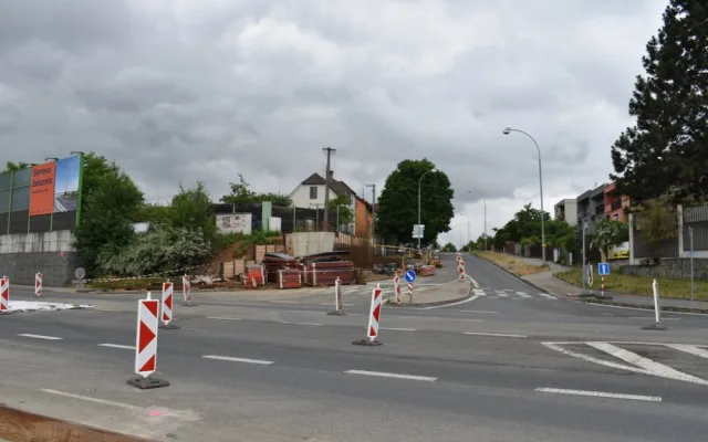 Stavba lávky si vyžádá pro řidiče další dopravní omezení v ulici U Seřadiště a sjezdu do Koterova
