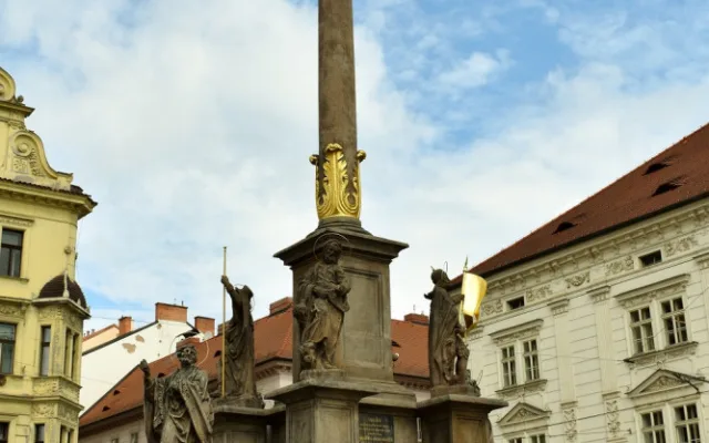 Oprava morového sloupu na plzeňském náměstí Republiky bude hotová ještě letos
