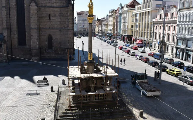 Loni zahalilo morový sloup lešení