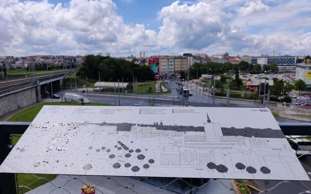 U vlakového nádraží v Plzni vyrostla nová vyhlídková věz a občerstvení