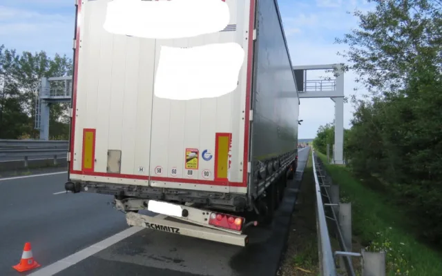 Senior po nárazu do náklaďáku a do svodidel zpopelnil svůj mercedes
