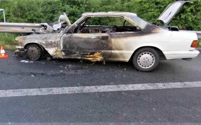 Senior po nárazu do náklaďáku a do svodidel zpopelnil svůj mercedes