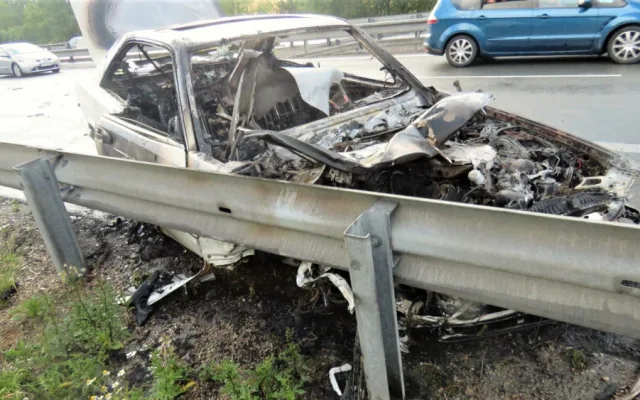 Senior po nárazu do náklaďáku a do svodidel zpopelnil svůj mercedes
