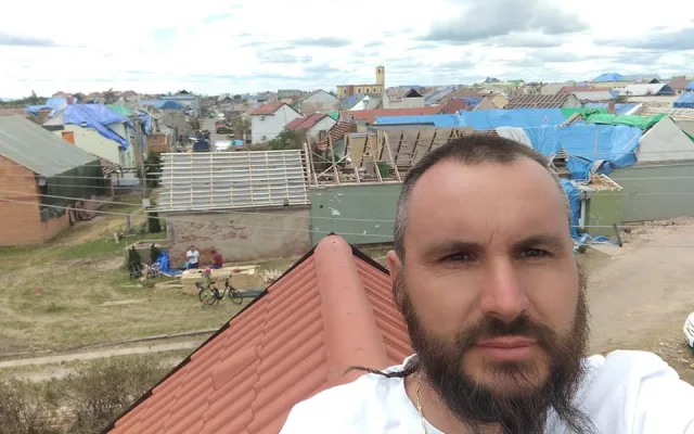 Parta pokrývačů z Domažlic vyjela pomoci na Moravu s opravou bouří poničených střech
