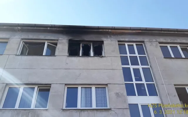 Za březnovou explozí na ubytovně jsou výpary toluenu, nájemník je na pokoji odpálil zapalovačem a málem uhořel
