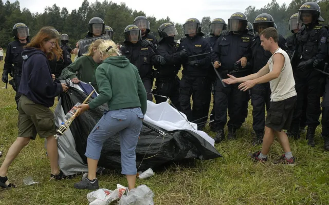 Před 16 lety rozehnali brutálně policejní těžkooděnci CzechTek, akce urychlila vznik antikonfliktních týmů
