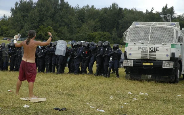 Před 16 lety rozehnali brutálně policejní těžkooděnci CzechTek, akce urychlila vznik antikonfliktních týmů