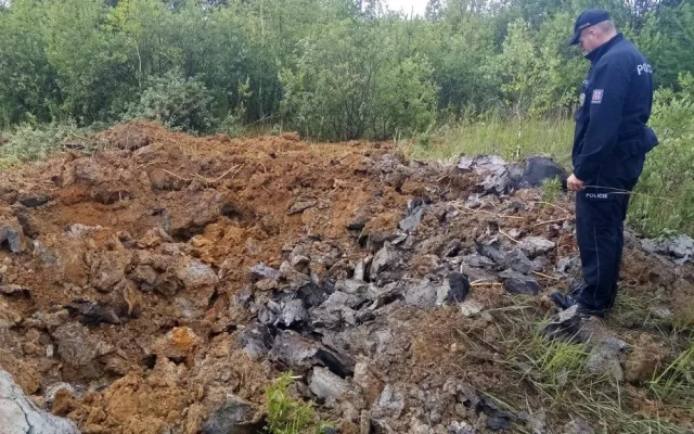 Muž si z lesa odnesl domů v přepravce skoro 400 rezavých nábojů