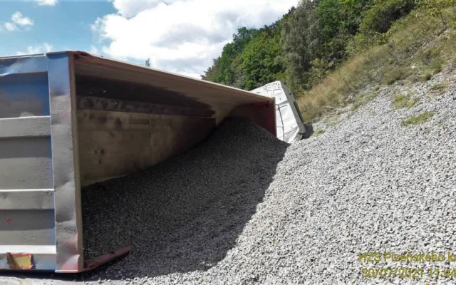 Kamion s nákladem kamení si ustlal na boku v proslulých serpentinách