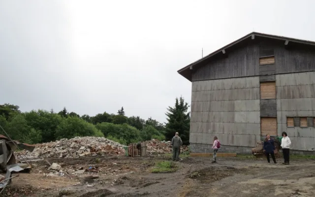 Demolice starých armádních budov na vrcholu Čerchova, foto: CHKO Český les