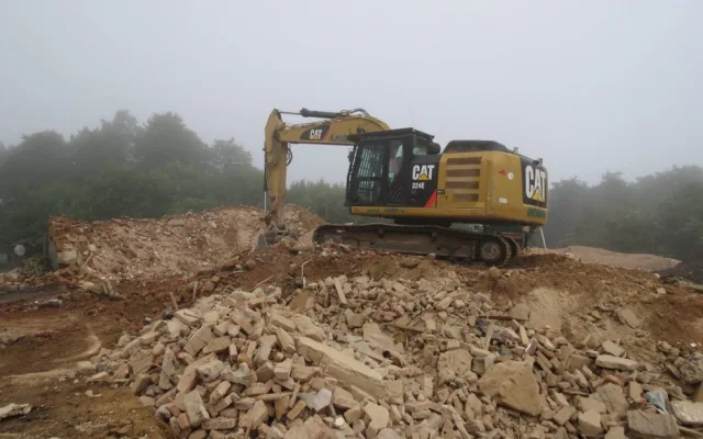Demolice starých armádních budov na vrcholu Čerchova, foto: CHKO Český les