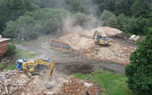 Demolice starých armádních budov na vrcholu Čerchova, foto: CHKO Český les