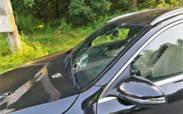Luxusní mercedes se na křižovatce potkal s obracečem sena a je z toho škoda za 150 tisíc