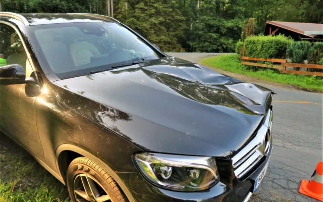 Luxusní mercedes se na křižovatce potkal s obracečem sena a je z toho škoda za 150 tisíc
