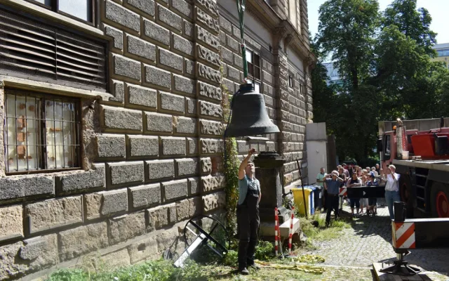 Na věži kostela františkánů opět bije zvon, vrátil se tam po téměř 80 letech