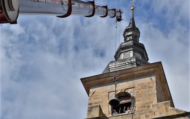 Na věži kostela františkánů opět bije zvon, vrátil se tam po téměř 80 letech
