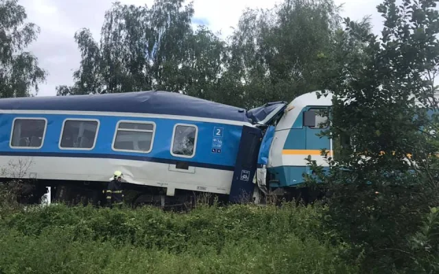 Dva osobní vlaky se srazily ráno na Domažlicku, dva lidé zemřeli, na místě jsou desítky zraněných