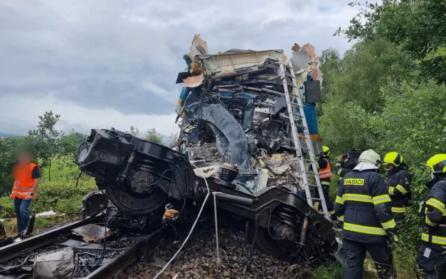 Dva osobní vlaky se srazily ráno na Domažlicku, dva lidé zemřeli, na místě jsou desítky zraněných