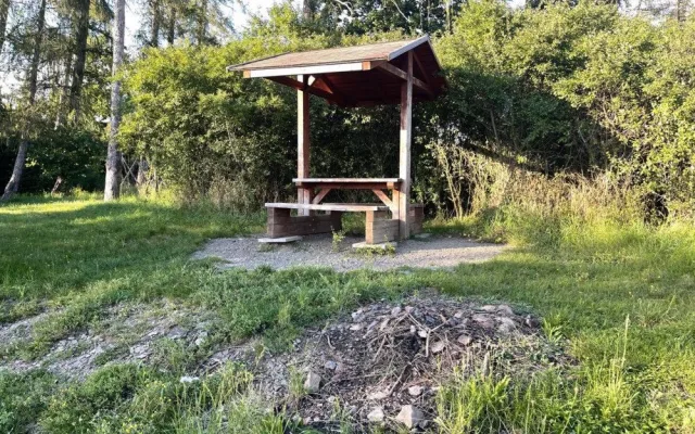 Místa k posezení najdete i mimo Plzeň, například u Blovic poblíž skály Rohatá.