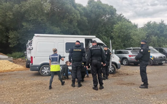 Technaři vypnuli soundystémy na freetekno party pod hradem Klenová podle dohody v 15.00 hodin