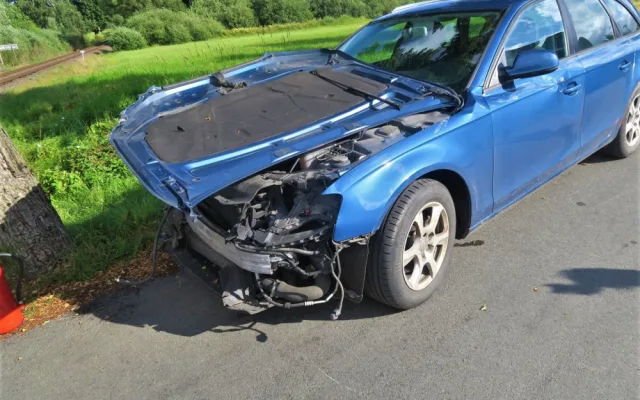 Řidič Audi se podruhé narodil. Když vjel na nechráněný přejezd přímo před vlak, dokázal alespoň částečně couvnout