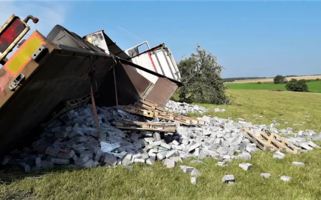 Auto najelo na nezpevněnou krajnici a zřítilo se za svahu, naložený stavební materiál se vsypal