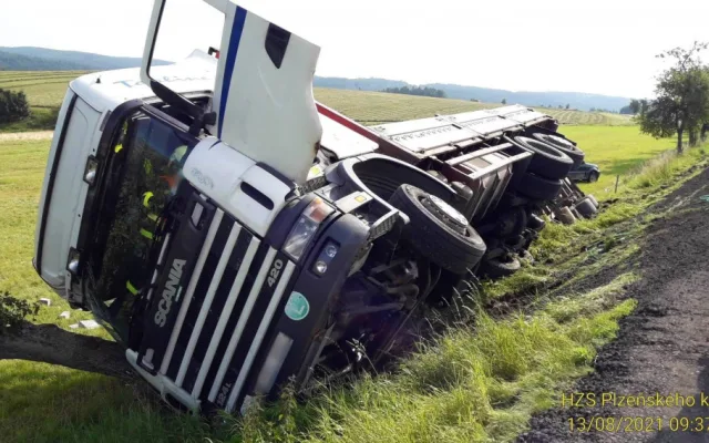Auto najelo na nezpevněnou krajnici a zřítilo se za svahu, naložený stavební materiál se vsypal