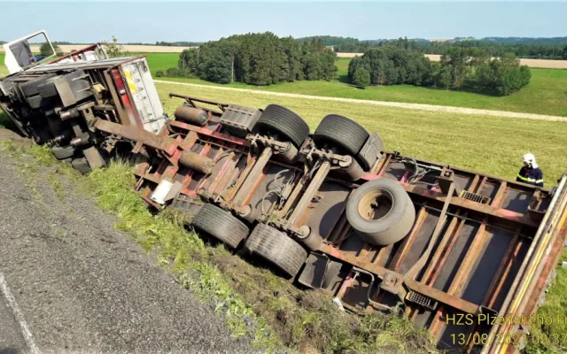 Auto najelo na nezpevněnou krajnici a zřítilo se za svahu, naložený stavební materiál se vsypal